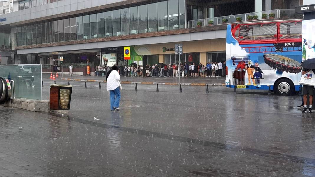 İstanbul’a sadece 5 dakika yetti! Meteoroloji uyarı üstüne uyarı yapmıştı 30